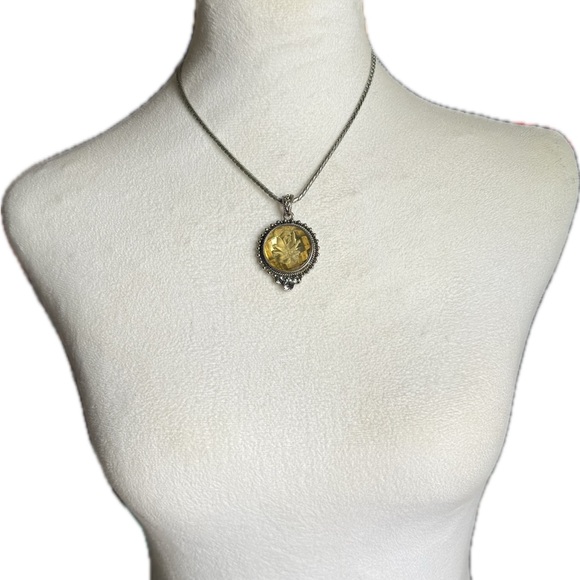 🌼 Vintage Cookie Lee Silver Tone Necklace with Yellow Lucite Floral Pendant - Picture 3 of 15